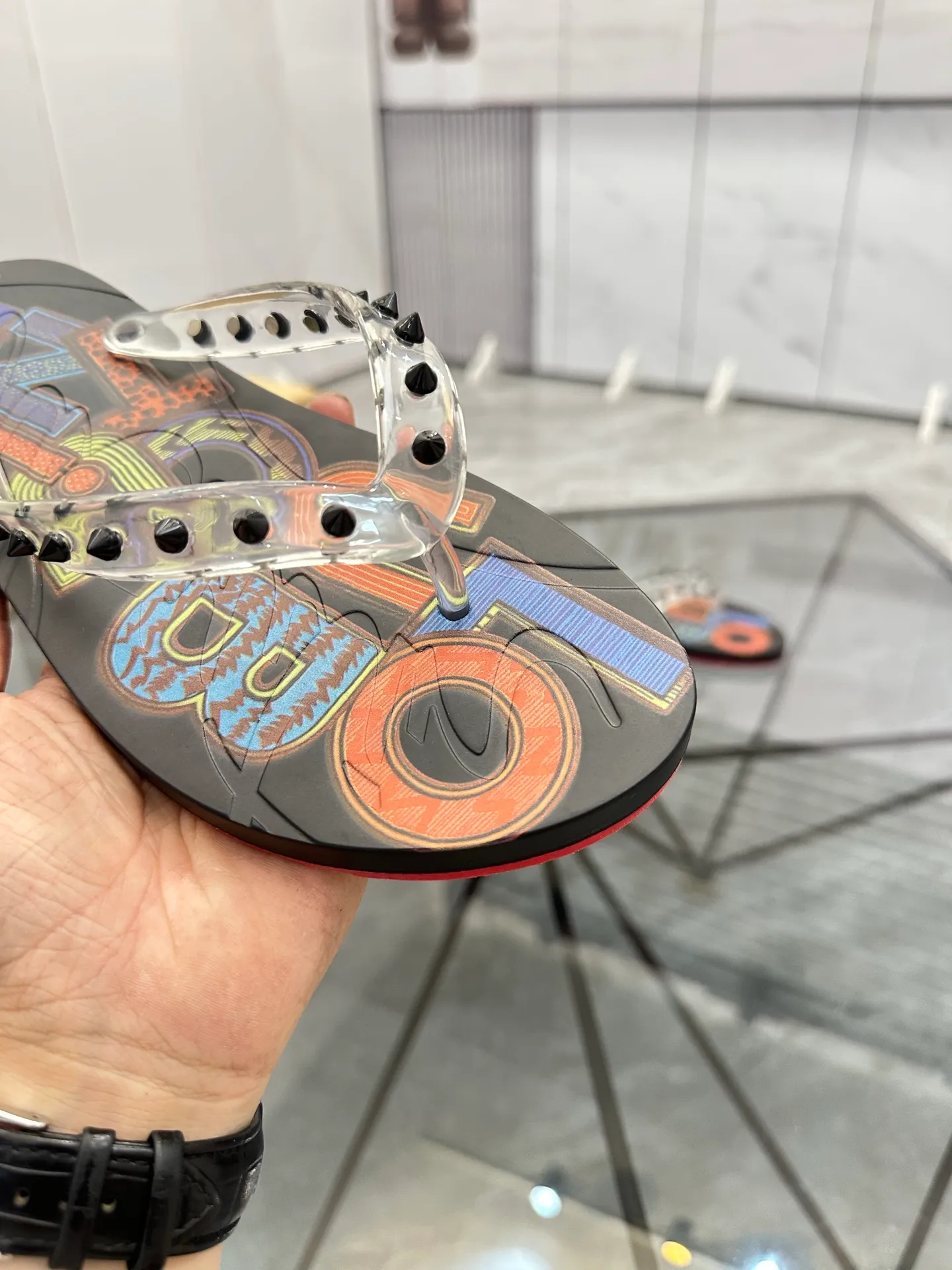 Men's shoes: 💰P280¥ Product trademark: CL red-soled shoes* "CL*" flip-flops Regular size: 36-44 (can be customized to 45.46) Couple style Product materials: Original material from upper counter, 5D color printing process, high-end rivets, original lining, original outsole. Number: 789